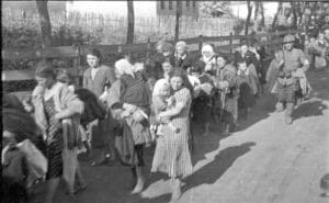 Colonna di civili ebrei deportati in Transnistria scortati da soldati rumeni.